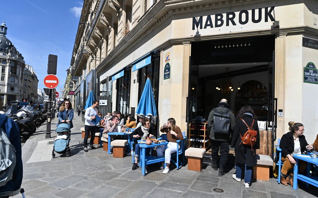 Le Mabrouk ne ressemble en rien à ces restaurants de couscous habituels qui sont nombreux dans Paris. (Crédit :  Cnaan Liphshiz/ JTA)