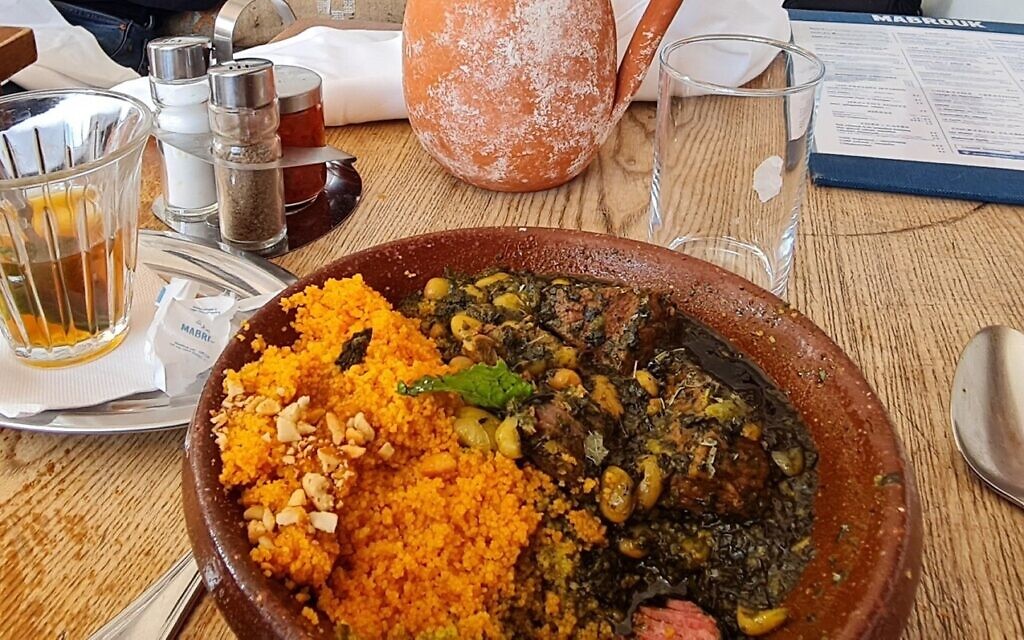 Le Mabrouk sert des plats séfarades avec une touche française contemporaine. (Crédit : Cnaan Liphshiz / JTA)