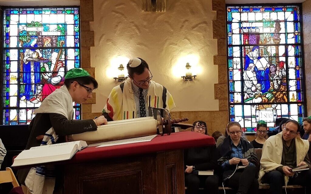 K.M. DiColandrea, qui se fait appeler DiCo, lit la Torah à la Congrégation Beth Elohim de Park Slope, à Brooklyn. (Crédit: Avec l'aimable autorisation de DiColandrea/ via JTA)