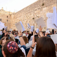 Des femmes célèbrent une prière au mur Occidental alors que des manifestants protestent contre leur présence, le 2 mai 2022. (Crédit : Les Femmes du mur)