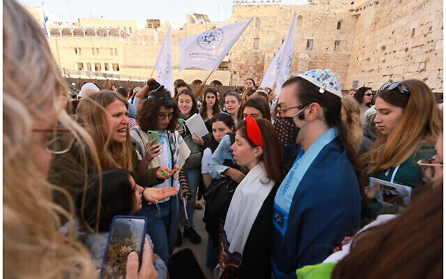 Des femmes prient au mur Occidental alors que des manifestants protestent contre leur présence, le 2 mai 2022. (Crédit : Les Femmes du mur)