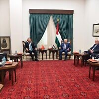 Le haut-diplomate Mevlut Cavusoglu  rencontre le président de l'Autorité palestinienne Mahmoud Abbas à Ramallah, le 24 mai 2022. (Crédit : Thaer Ghanayem/WAFA)