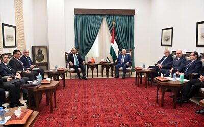 Le haut-diplomate Mevlut Cavusoglu  rencontre le président de l'Autorité palestinienne Mahmoud Abbas à Ramallah, le 24 mai 2022. (Crédit : Thaer Ghanayem/WAFA)