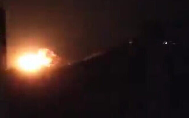 Une boule de feu s'élève après une prétendue frappe aérienne près de la ville syrienne de Masyaf, le 13 mai 2022. (Capture d'écran/Twitter)