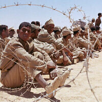 Illustration : Des prisonniers de guerre égyptiens pendant la guerre israélo-arabe de six jours, en juin 1967. Date et lieu exacts inconnus. (Crédit : AP Photo)