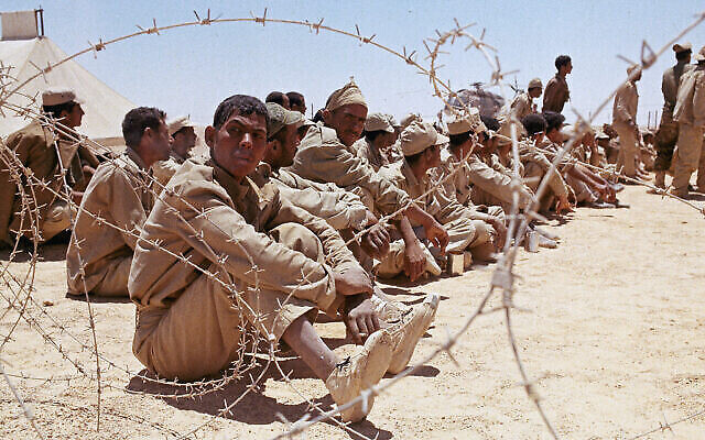 Illustration : Des prisonniers de guerre égyptiens pendant la guerre israélo-arabe de six jours, en juin 1967. Date et lieu exacts inconnus. (Crédit : AP Photo)