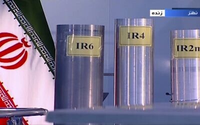 Sur cette capture d'écran de l'IRIB (Islamic Republic Iran Broadcasting), la télévision d'Etat, trois versions de centrifuges fabriquées dans le pays dans un programme diffusé en direct depuis Natanz, une structure d'enrichissement d'uranium en Iran, le 6 juin 2018 (Crédit : IRIB via AP)
