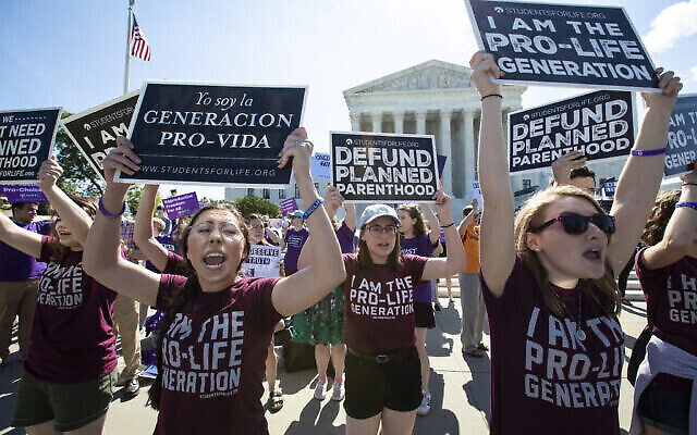 Des militants pro-vie et anti-avortement manifestent devant la Cour suprême de Washington, le 25 juin 2018. (Crédit : AP Photo/J. Scott Applewhite, File)