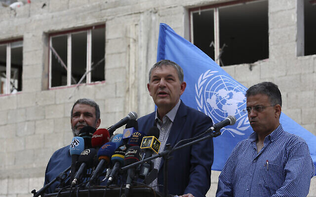 Philippe Lazzarini, au centre, Commissaire général de l'Office de secours et de travaux des Nations Unies pour les réfugiés de Palestine dans le Proche-Orient (UNRWA), parle lors d'une conférence de presse dans la zone de Balakhiya du camp de réfugiés de Shati, dans la bande de Gaza, le 12 octobre 2021. (Crédit : AP Photo/Adel Hana)