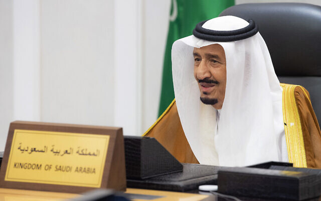 Le roi saoudien Salman participe au sommet des dirigeants du G20 par vidéoconférence au palais royal de Riyad, en Arabie saoudite, le 30 octobre 2021. (Crédit : Bandar Aljaloud/ Palais royal saoudien via AP)