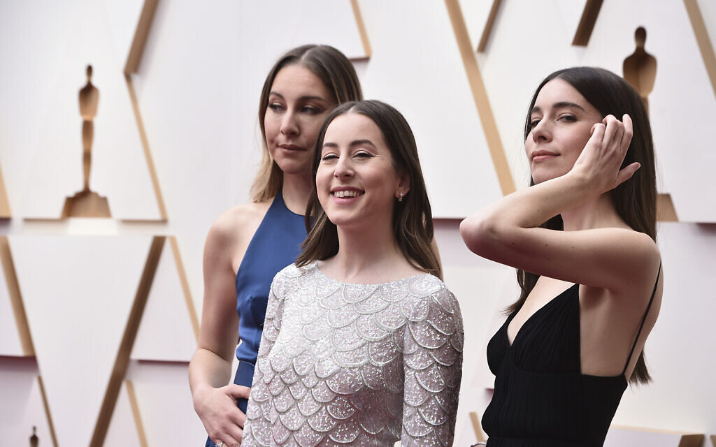 De gauche à droite : Este Haim, Alana Haim et Danielle Haim arrivent aux Oscars, au Dolby Theatre de Los Angeles, le dimanche 27 mars 2022. (Crédit: Photo par Jordan Strauss/Invision/AP)