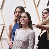 De gauche à droite : Este Haim, Alana Haim et Danielle Haim arrivent aux Oscars, au Dolby Theatre de Los Angeles, le dimanche 27 mars 2022. (Crédit: Photo par Jordan Strauss/Invision/AP)
