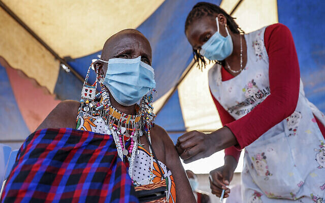 Illustration : Une femme Massaï reçoit un vaccin contre le coronavirus à Kimana, dans le sud du Kenya, le 28 août 2021. Bien que des vaccins aient été distribués en Afrique, les doses de rappel manquent là-bas, comme dans de nombreuses autres régions du monde. (Crédit : AP Photo/Brian Inganga, Archive)