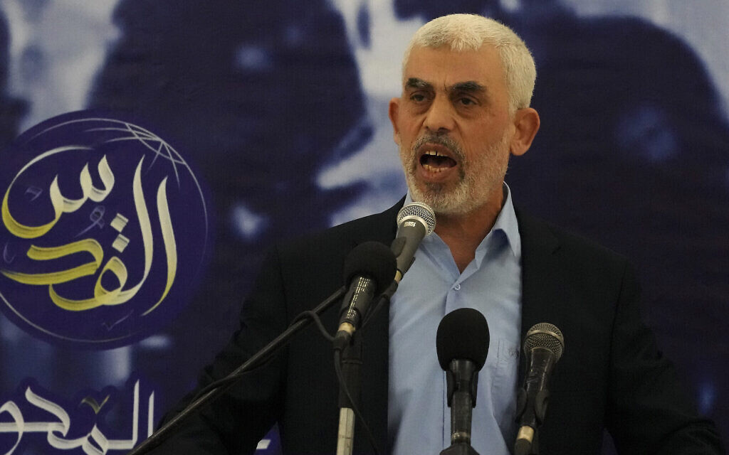 Yahya Sinwar, chef du Hamas à Gaza, prononce un discours lors d'une réunion avec la population dans une salle sur le bord de mer de la ville de Gaza, le 30 avril 2022. (Crédit : Adel Hana/AP)