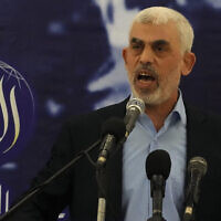 Yahya Sinwar, chef du Hamas à Gaza, prononce un discours lors d'une réunion avec des personnes dans une salle du côté de la mer de la ville de Gaza, le 30 avril 2022. (Crédit: AP Photo/Adel Hana)