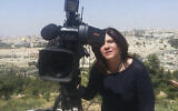 Shireen Abu Akleh, journaliste pour le réseau Al Jazeera, se tient près d'une caméra de télévision avec la vieille ville de Jérusalem en arrière-plan. (Crédit: Al Jazeera Media Network via AP)