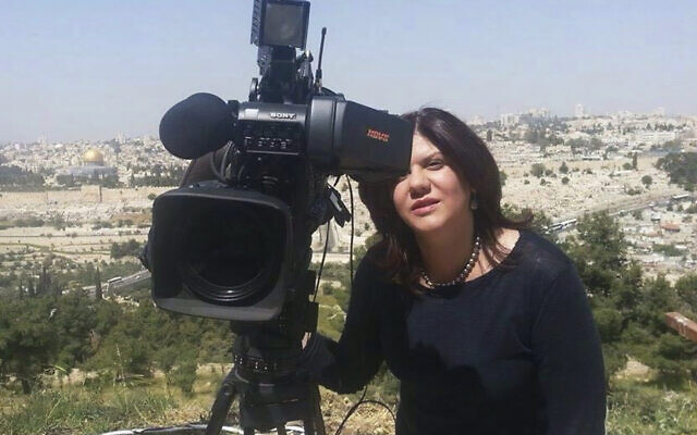 Shireen Abu Akleh, journaliste pour le réseau Al Jazeera, se tient près d'une caméra de télévision avec la vieille ville de Jérusalem en arrière-plan. (Crédit: Al Jazeera Media Network via AP)