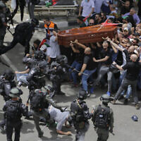Les violences entre policiers et Palestiniens pendant la procession funéraire de la journaliste Shireen Abu Akleh à Jérusalem, le 13 mai 2022. (Crédit :  AP Photo/Maya Levin)