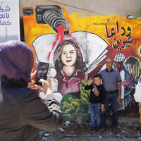 Des Palestiniens visitent les lieux où la journaliste américano-palestinienne Shireen Abu Akleh a été tuée à Jénine, en Cisjordanie, le 18 mai 2022. (Crédit : AP/Majdi Mohammed)
