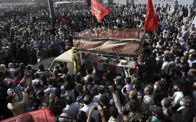 Des personnes en deuil se rassemblent autour d'un camion transportant le cercueil drapé du drapeau du colonel Hassan Sayyad Khodaei, des Gardiens de la révolution iraniens, tué dimanche, lors de la cérémonie funéraire à Téhéran, en Iran, le 24 mai 2022. (Crédit : Vahid Salemi/AP)