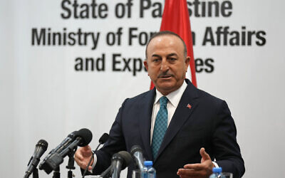 Le ministre Turc des affaires étrangères Mevlut Cavusoglu pendant une déclaration conjointe avec son homologue palestinien  Riad al-Malki à Ramallah, en Cisjordanie, le 24 mai 2022. (Crédit : AP Photo/Majdi Mohammed)