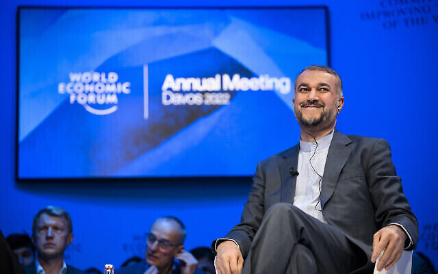 Le ministre des Affaires étrangères de l’Iran, Hossein Amir-Abdollahian, prend la parole lors de la 51e réunion annuelle du Forum économique mondial, le FEM, à Davos, en Suisse, le jeudi 26 mai 2022. (Crédit : Laurent Gillieron/Keystone via AP)