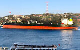 Le pétrolier battant pavillon grec  Prudent Warrior, l'un des navires saisis par l'Iran, vogue aux abords d'Istanbul, en Turquie, le 19 avril 2019. (Crédit :  Dursun Çam via AP)