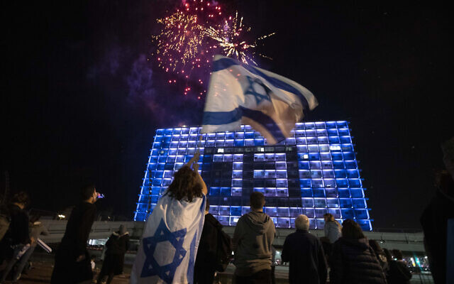 Des Israéliens assistent à un feu d'artifice lors des célébrations de Yom HaAstmaout, après plus d'un an de restrictions liées au coronavirus, à Tel Aviv, en Israël, le mercredi 14 avril 2021. (Crédit: AP Photo/Sebastian Scheiner)