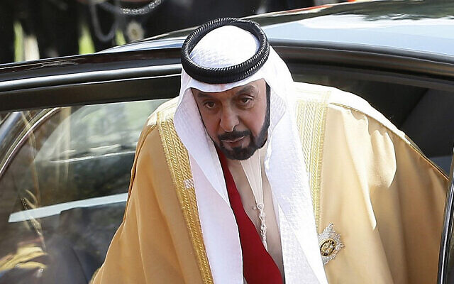 Sur cette photo d'archive de 2013, le président des Émirats arabes unis, cheikh Khalifa bin Zayed Al Nahyan, arrive pour rencontrer la reine Elizabeth II de Grande-Bretagne à Windsor en Angleterre.(Crédit: AP Photo/Kirsty Wigglesworth, pool).