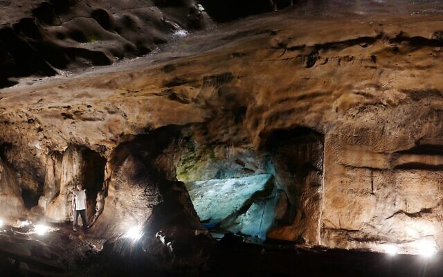 La grotte de Teomim et la carrière à droite. (Crédit : Ayala Amir, Bar-Ilan University)