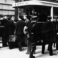 Arrestation de Juifs à Paris par des policiers français le 20 août 1941. (Crédit : Bundesarchiv, Bild 183-B10816 / CC-BY-SA 3.0)