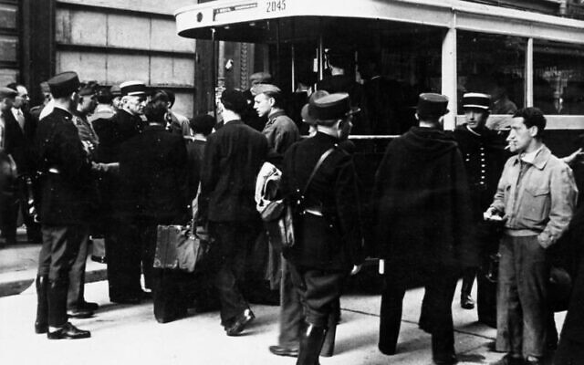 Arrestation de Juifs à Paris par des policiers français le 20 août 1941. (Crédit : Bundesarchiv, Bild 183-B10816 / CC-BY-SA 3.0)