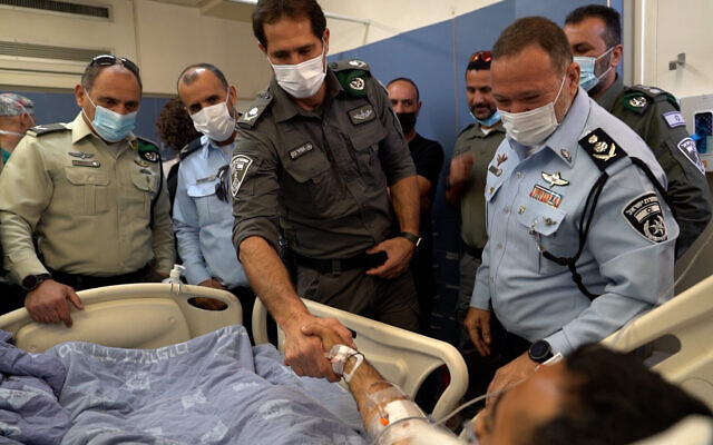 Le chef de la police Kobi Shabtai et le chef de la police des frontières Amir Cohen rendent visite au sergent M à l'hôpital Hadassah de Jérusalem après qu'il ait été poignardé par un assaillant palestinien à la porte de Damas, le 9 mai 2022. (Crédit: Police israélienne)