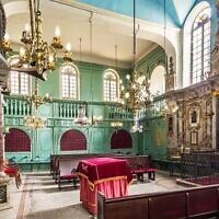La salle de culte de la Synagogue de Carpentras. (Crédit : Association pour la valorisation du patrimoine culturel juif de Carpentras)