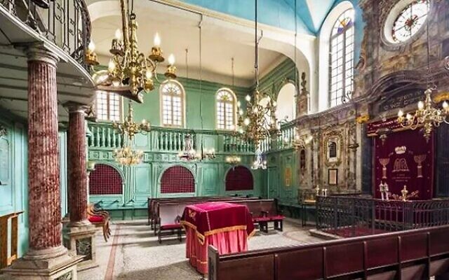 La salle de culte de la Synagogue de Carpentras. (Crédit : Association pour la valorisation du patrimoine culturel juif de Carpentras)