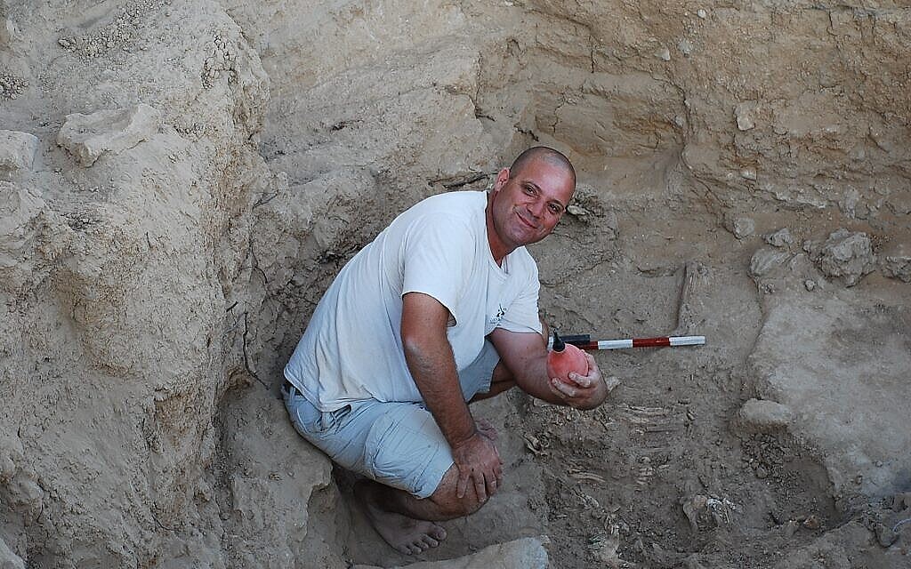 Le professeur Guy Bar-Oz, chef du laboratoire d'archéozoologie à l'institut d'archéologie Zinman de l'université de Haïfa lors d'une fouille dans le Negev. (Autorisation)