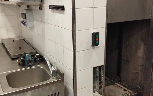 Un ascenseur qui a écrasé à mort un ouvrier à l'hôtel Vert de Jérusalem, le 11 mai 2022. (Crédit: Services d'incendie et de secours israéliens.)