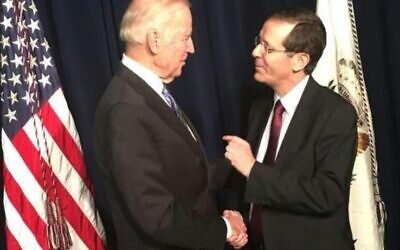 Le vice-président américain de l'époque, Joe Biden, et le chef de l'opposition israélienne Isaac Herzog. (Crédit : Isaac Herzog/Twitter)