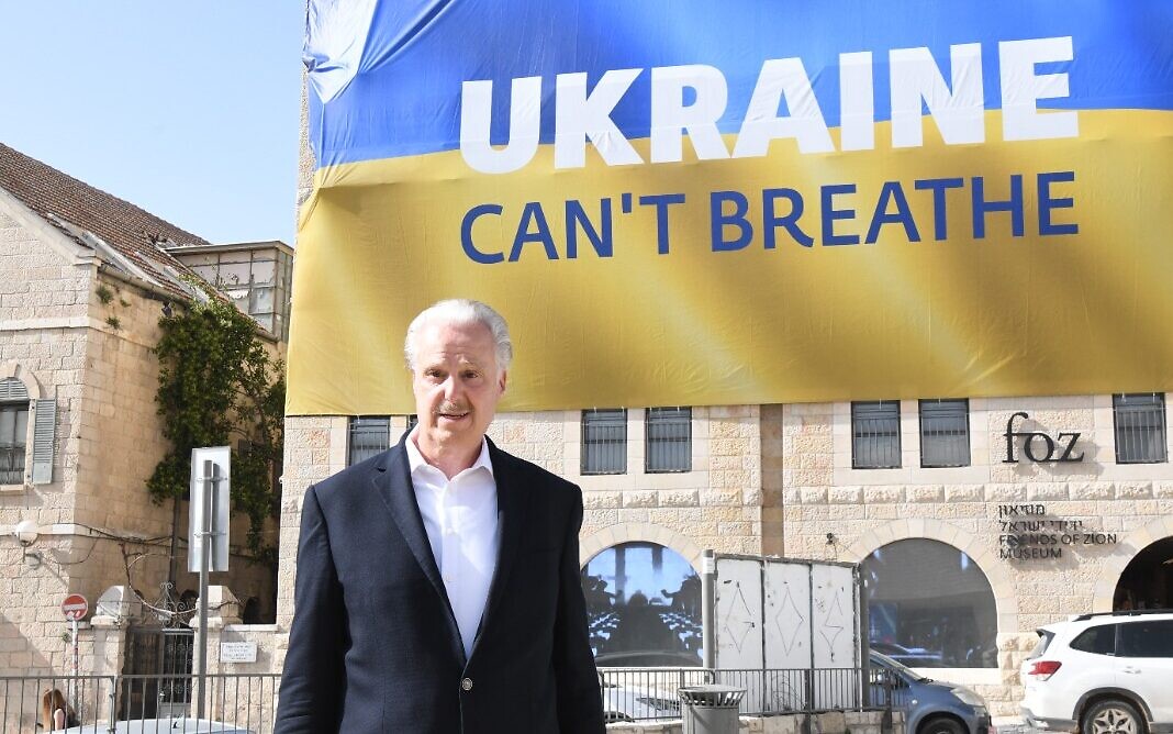 L'éminent sioniste évangélique Mike Evans se tient devant le musée des Amis de Sion à Jérusalem après avoir dévoilé sa campagne "L'Ukraine ne peut pas respirer", le 4 avril 2022 (Crédit: courtoisie).