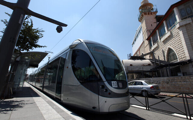 Une photo illustrative du tramway de Jérusalem passant par Shuafat. (Crédit: Kobi Gideon/Flash90)
