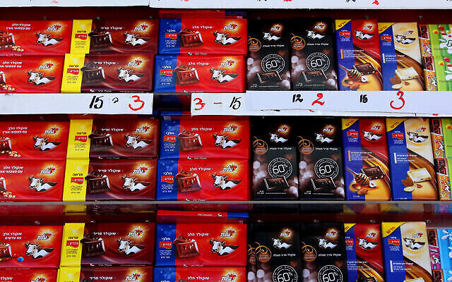Une photo de barres chocolatées fabriquées par le groupe Strauss. (Crédit : Moshe Shai/Flash90)