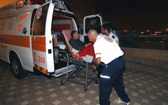 Des médecins israéliens transfèrent une victime de crise cardiaque d'une ambulance à l'hôpital Soroka de Beer Sheva (Crédit : Dudu Greenspan/Flash90)