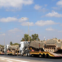 Un convoi militaire transportant des APC près de la frontière d'Israël avec la bande de Gaza, le 19 juillet 2014. (Credit: Gili Yaari/Flash90)