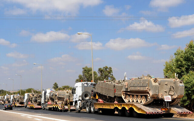 Un convoi militaire transportant des APC près de la frontière d'Israël avec la bande de Gaza, le 19 juillet 2014. (Credit: Gili Yaari/Flash90)