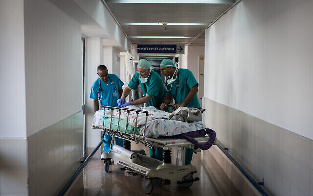 Des médecins et infirmiers aux  Urgences de l'hôpital Wolfson à Holon, le 13 août 2018. (Crédit : Hadas Parush/Flash90)