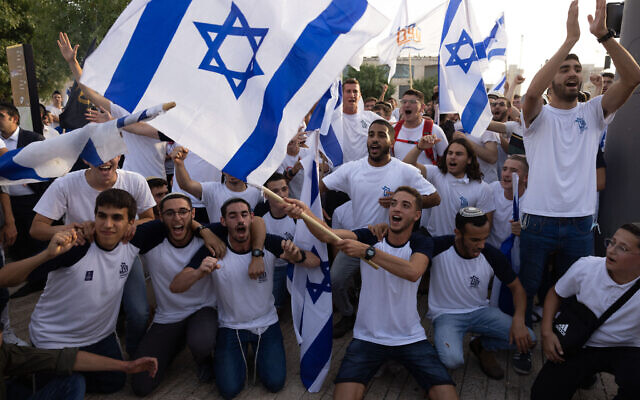 Des Israéliens agitent des drapeaux nationaux lors d'une marche pour Yom Yeroushalayim, à Jérusalem, 10 mai 2021. (Crédit: Nati Shohat/Flash90)