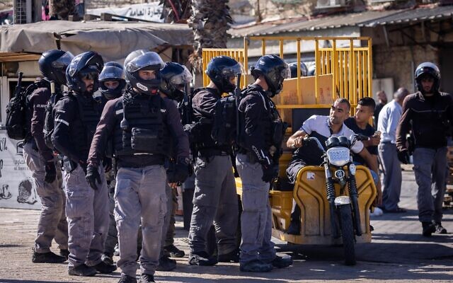 Des agents de la police israélienne pendant "la marche des drapeaux" à la porte de Damas dans la Vieille Ville de Jérusalem, le 15 juin 2021. (Crédit : Yonatan Sindel/Flash90)
