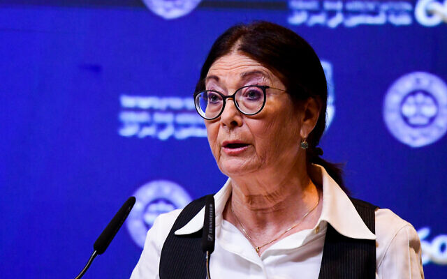 La présidente de la Cour suprême Esther Hayut s'exprime lors d'une conférence de l'Association du barreau israélien à Tel Aviv, le 2 septembre 2021. (Crédit: Avshalom Sassoni/Flash90)