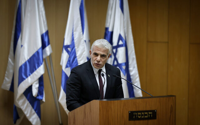 Le ministre israélien des Affaires étrangères Yair Lapid lors d'un événement célébrant le premier anniversaire des Accords d'Abraham au parlement israélien de Jérusalem, le 11 octobre 2021. (Crédit :  Yonatan Sindel/Flash90)