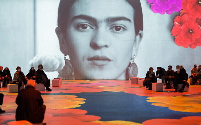 Un portrait de Frida Kahlo, exposé  à de nombreuses reprises dans 'Frida Kahlo, La vie d’une icône,' une exposition mondiale visible en Israël à partir du 26 mai 2022 (Crédit : Courtoisie 'Frida Kahlo, La vie d’une icône')